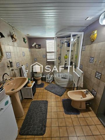 Découvrez cette superbe maison 6 pièces alliant espace et confort: 4 chambres, grand bureau, vaste salon lumineux, le tout sur 800m² de terrain arboré avec arbres fruitiers. Un cadre idéal pour une famille à la recherche de tranquillité et de volume