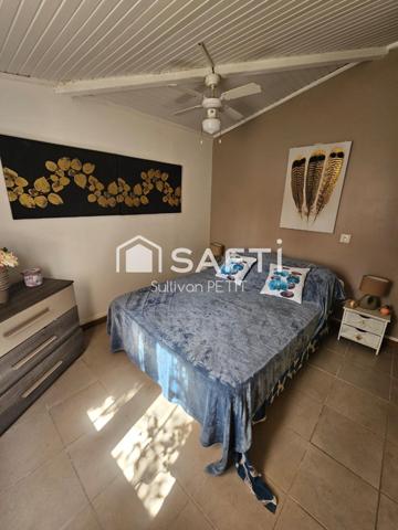 Découvrez cette superbe maison 6 pièces alliant espace et confort: 4 chambres, grand bureau, vaste salon lumineux, le tout sur 800m² de terrain arboré avec arbres fruitiers. Un cadre idéal pour une famille à la recherche de tranquillité et de volume