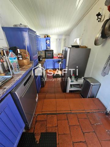 Découvrez cette superbe maison 6 pièces alliant espace et confort: 4 chambres, grand bureau, vaste salon lumineux, le tout sur 800m² de terrain arboré avec arbres fruitiers. Un cadre idéal pour une famille à la recherche de tranquillité et de volume