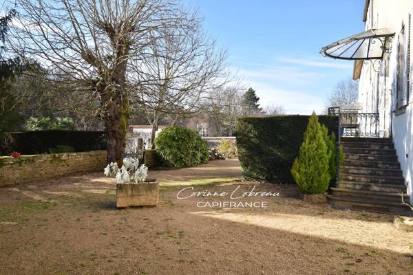 Propriété à vendre 14 pièces à LA ROCHE VINEUSE