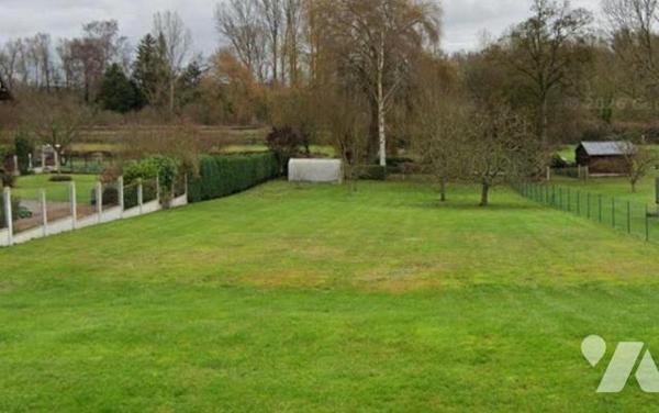 HANGEST-SUR-SOMME - EXCLUSIVITE - TRES BEAU TERRAIN DE 1055 m² - FACADE DE 18,50 m. 