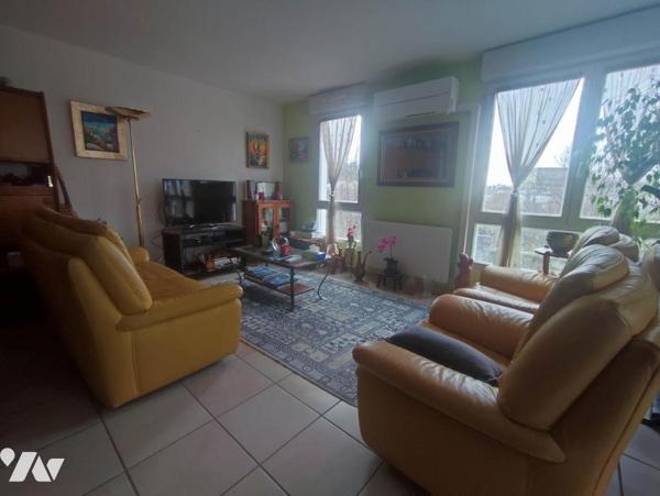 Appartement avec terrasses et 2 stationnements fermés