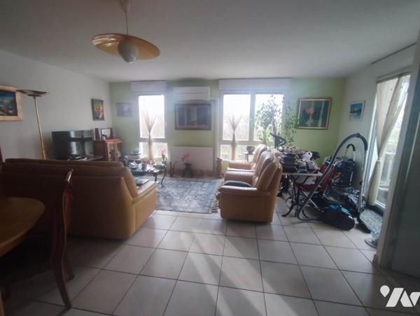 Appartement avec terrasses et 2 stationnements fermés