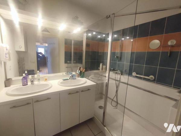 Appartement avec terrasses et 2 stationnements fermés