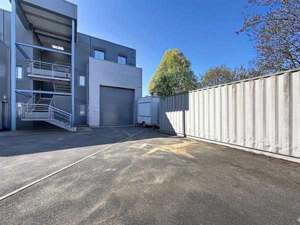 Local d'activité (entrepôt, bureaux et appartement ) situé à Villenoy - 198 m2 - proche RN3, A4 et gare de Meaux