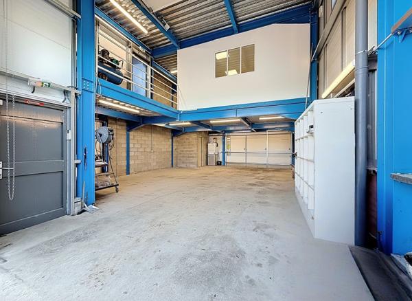 Local d'activité (entrepôt, bureaux et appartement ) situé à Villenoy - 198 m2 - proche RN3, A4 et gare de Meaux