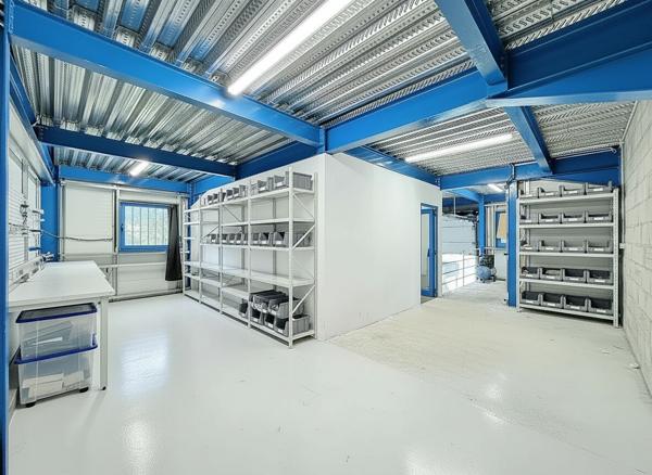 Local d'activité (entrepôt, bureaux et appartement ) situé à Villenoy - 198 m2 - proche RN3, A4 et gare de Meaux