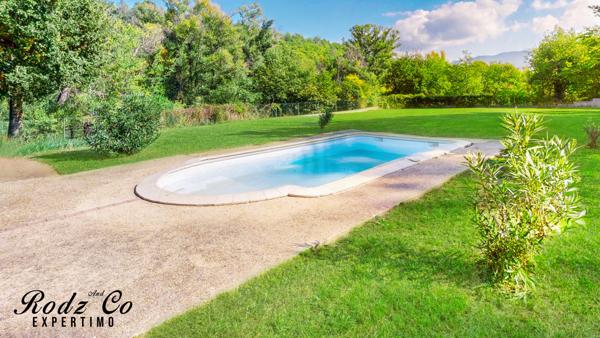 Saignon (84400) Maison en pierre avec 4 chambres, piscine, pool house, garage et vue dégagée