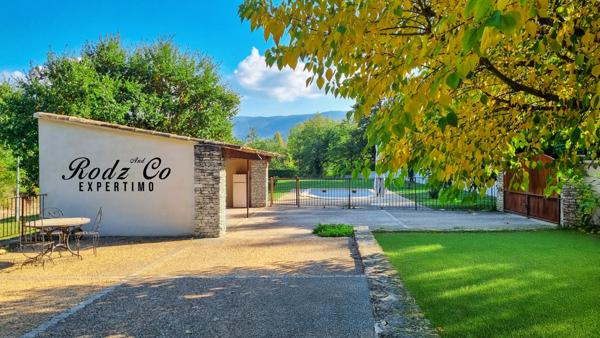 Saignon (84400) Maison en pierre avec 4 chambres, piscine, pool house, garage et vue dégagée