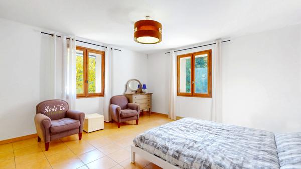 Saignon (84400) Maison en pierre avec 4 chambres, piscine, pool house, garage et vue dégagée