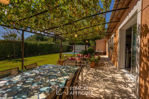 Maison de plain-pied au charme discret avec piscine