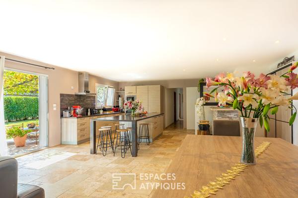 Maison de plain-pied au charme discret avec piscine