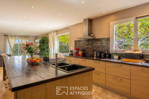 Maison de plain-pied au charme discret avec piscine