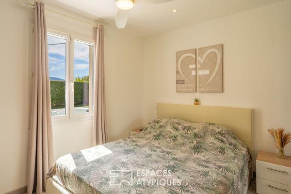 Maison de plain-pied au charme discret avec piscine