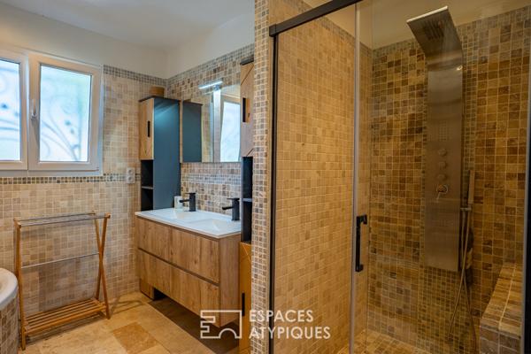 Maison de plain-pied au charme discret avec piscine