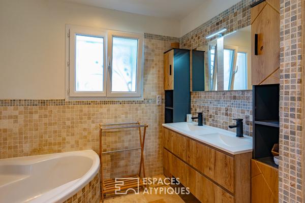 Maison de plain-pied au charme discret avec piscine