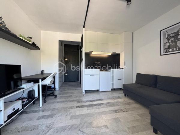 Idéal investisseur ou primo accédant.
Au premier étage sur 2, d'un immeuble sécurisé, studio totalement rénové de 22 m2. (Dont 5 m2 de Loggia pouvant servir pour les repas ou rangements.)
Cuisine neuve, salle d'eau neuve. Décoré avec gout. 
Situé au dessus de la boulangerie des Grès (+ Casino, boucherie, Presse, casino shop, banque, station service), à 200 mètres de l'Intermarché, à moins de 10 minutes des plages de Hyères, venez découvrir cet appartement sans aucun travaux. 
- Fenêtres PVC, double vitrage, volets roulants
- Loggia Orienté Nord
- Chauffage collectif au Gaz de ville 
- Electricité et plomberie rénovées en 2025
- Ravalement de façade effectué en 2026
- Charges 90/mois comprenant eau froide, eau chaude, chauffage 
- Taxe foncière 570€

Vidéo sur demande avant visite.