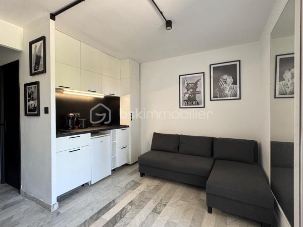 Idéal investisseur ou primo accédant.
Au premier étage sur 2, d'un immeuble sécurisé, studio totalement rénové de 22 m2. (Dont 5 m2 de Loggia pouvant servir pour les repas ou rangements.)
Cuisine neuve, salle d'eau neuve. Décoré avec gout. 
Situé au dessus de la boulangerie des Grès (+ Casino, boucherie, Presse, casino shop, banque, station service), à 200 mètres de l'Intermarché, à moins de 10 minutes des plages de Hyères, venez découvrir cet appartement sans aucun travaux. 
- Fenêtres PVC, double vitrage, volets roulants
- Loggia Orienté Nord
- Chauffage collectif au Gaz de ville 
- Electricité et plomberie rénovées en 2025
- Ravalement de façade effectué en 2026
- Charges 90/mois comprenant eau froide, eau chaude, chauffage 
- Taxe foncière 570€

Vidéo sur demande avant visite.