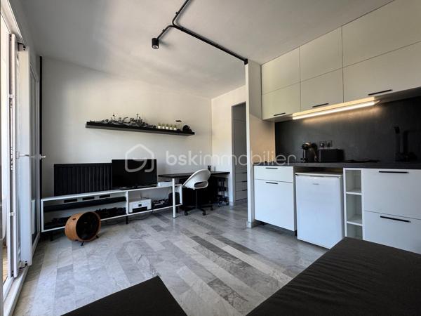 Idéal investisseur ou primo accédant.
Au premier étage sur 2, d'un immeuble sécurisé, studio totalement rénové de 22 m2. (Dont 5 m2 de Loggia pouvant servir pour les repas ou rangements.)
Cuisine neuve, salle d'eau neuve. Décoré avec gout. 
Situé au dessus de la boulangerie des Grès (+ Casino, boucherie, Presse, casino shop, banque, station service), à 200 mètres de l'Intermarché, à moins de 10 minutes des plages de Hyères, venez découvrir cet appartement sans aucun travaux. 
- Fenêtres PVC, double vitrage, volets roulants
- Loggia Orienté Nord
- Chauffage collectif au Gaz de ville 
- Electricité et plomberie rénovées en 2025
- Ravalement de façade effectué en 2026
- Charges 90/mois comprenant eau froide, eau chaude, chauffage 
- Taxe foncière 570€

Vidéo sur demande avant visite.