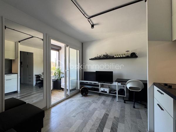 Idéal investisseur ou primo accédant.
Au premier étage sur 2, d'un immeuble sécurisé, studio totalement rénové de 22 m2. (Dont 5 m2 de Loggia pouvant servir pour les repas ou rangements.)
Cuisine neuve, salle d'eau neuve. Décoré avec gout. 
Situé au dessus de la boulangerie des Grès (+ Casino, boucherie, Presse, casino shop, banque, station service), à 200 mètres de l'Intermarché, à moins de 10 minutes des plages de Hyères, venez découvrir cet appartement sans aucun travaux. 
- Fenêtres PVC, double vitrage, volets roulants
- Loggia Orienté Nord
- Chauffage collectif au Gaz de ville 
- Electricité et plomberie rénovées en 2025
- Ravalement de façade effectué en 2026
- Charges 90/mois comprenant eau froide, eau chaude, chauffage 
- Taxe foncière 570€

Vidéo sur demande avant visite.