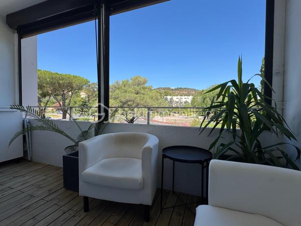 Idéal investisseur ou primo accédant.
Au premier étage sur 2, d'un immeuble sécurisé, studio totalement rénové de 22 m2. (Dont 5 m2 de Loggia pouvant servir pour les repas ou rangements.)
Cuisine neuve, salle d'eau neuve. Décoré avec gout. 
Situé au dessus de la boulangerie des Grès (+ Casino, boucherie, Presse, casino shop, banque, station service), à 200 mètres de l'Intermarché, à moins de 10 minutes des plages de Hyères, venez découvrir cet appartement sans aucun travaux. 
- Fenêtres PVC, double vitrage, volets roulants
- Loggia Orienté Nord
- Chauffage collectif au Gaz de ville 
- Electricité et plomberie rénovées en 2025
- Ravalement de façade effectué en 2026
- Charges 90/mois comprenant eau froide, eau chaude, chauffage 
- Taxe foncière 570€

Vidéo sur demande avant visite.