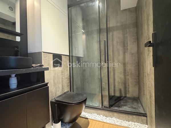 Idéal investisseur ou primo accédant.
Au premier étage sur 2, d'un immeuble sécurisé, studio totalement rénové de 22 m2. (Dont 5 m2 de Loggia pouvant servir pour les repas ou rangements.)
Cuisine neuve, salle d'eau neuve. Décoré avec gout. 
Situé au dessus de la boulangerie des Grès (+ Casino, boucherie, Presse, casino shop, banque, station service), à 200 mètres de l'Intermarché, à moins de 10 minutes des plages de Hyères, venez découvrir cet appartement sans aucun travaux. 
- Fenêtres PVC, double vitrage, volets roulants
- Loggia Orienté Nord
- Chauffage collectif au Gaz de ville 
- Electricité et plomberie rénovées en 2025
- Ravalement de façade effectué en 2026
- Charges 90/mois comprenant eau froide, eau chaude, chauffage 
- Taxe foncière 570€

Vidéo sur demande avant visite.