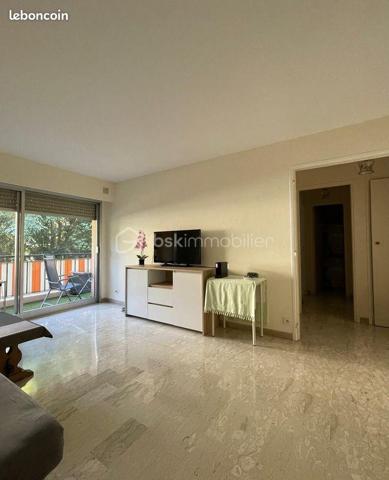 LE CANNET – HAUT CARNOT | Élégant 2 pièces de 45 m² avec terrasse, cave et parking privatif

Idéalement situé dans le secteur recherché du Haut Carnot au Cannet, découvrez ce charmant appartement 2 pièces de 45 m², niché au 2ᵉ étage avec ascenseur d’une résidence sécurisée, parfaitement entretenue et bénéficiant d’un environnement calme.

Un intérieur fonctionnel et lumineux

Dès l’entrée, vous apprécierez un agréable séjour de 19,31 m², baigné de lumière grâce à son exposition Ouest. La cuisine indépendante offre un espace pratique et peut être facilement aménagée selon vos envies.

L’appartement s’ouvre sur une belle terrasse de 11 m², idéale pour profiter des beaux jours en toute tranquillité.

Pour votre confort, le bien est équipé de :

* Climatisation installée
* Chauffage collectif au gaz
* Porte blindée
* Cave privative
* Place de parking privative en sous-sol sécurisé avec vidéosurveillance

Une résidence de qualité

La copropriété est reconnue pour son entretien irréprochable et sa tranquillité.

Elle offre notamment :

* Gardienne
* Ascenseur
* Vidéosurveillance des parties communes
* Ravalement de façade réalisé en 2023
* Aucun travaux de copropriété à prévoir
* Syndic sérieux et réactif

Les charges de copropriété comprennent le chauffage collectif ainsi que l’eau chaude et l’eau froide.

Une localisation idéale
L’emplacement constitue un véritable atout avec l’ensemble des commerces et services accessibles à pied en plus d’un accès direct à l’autoroute et gare routière 

Une opportunité aussi bien pour habiter que pour investir

Grâce à son emplacement stratégique, sa résidence de standing et ses prestations recherchées (terrasse, parking, ascenseur, climatisation et DPE performant), ce bien constitue une excellente opportunité, aussi bien pour une résidence principale que pour un investissement locatif à forte demande.

Pour toute information complémentaire ou organiser une visite, contactez-nous dès aujourd’hui.