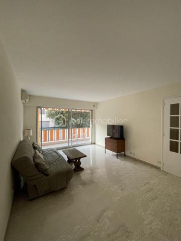 LE CANNET – HAUT CARNOT | Élégant 2 pièces de 45 m² avec terrasse, cave et parking privatif

Idéalement situé dans le secteur recherché du Haut Carnot au Cannet, découvrez ce charmant appartement 2 pièces de 45 m², niché au 2ᵉ étage avec ascenseur d’une résidence sécurisée, parfaitement entretenue et bénéficiant d’un environnement calme.

Un intérieur fonctionnel et lumineux

Dès l’entrée, vous apprécierez un agréable séjour de 19,31 m², baigné de lumière grâce à son exposition Ouest. La cuisine indépendante offre un espace pratique et peut être facilement aménagée selon vos envies.

L’appartement s’ouvre sur une belle terrasse de 11 m², idéale pour profiter des beaux jours en toute tranquillité.

Pour votre confort, le bien est équipé de :

* Climatisation installée
* Chauffage collectif au gaz
* Porte blindée
* Cave privative
* Place de parking privative en sous-sol sécurisé avec vidéosurveillance

Une résidence de qualité

La copropriété est reconnue pour son entretien irréprochable et sa tranquillité.

Elle offre notamment :

* Gardienne
* Ascenseur
* Vidéosurveillance des parties communes
* Ravalement de façade réalisé en 2023
* Aucun travaux de copropriété à prévoir
* Syndic sérieux et réactif

Les charges de copropriété comprennent le chauffage collectif ainsi que l’eau chaude et l’eau froide.

Une localisation idéale
L’emplacement constitue un véritable atout avec l’ensemble des commerces et services accessibles à pied en plus d’un accès direct à l’autoroute et gare routière 

Une opportunité aussi bien pour habiter que pour investir

Grâce à son emplacement stratégique, sa résidence de standing et ses prestations recherchées (terrasse, parking, ascenseur, climatisation et DPE performant), ce bien constitue une excellente opportunité, aussi bien pour une résidence principale que pour un investissement locatif à forte demande.

Pour toute information complémentaire ou organiser une visite, contactez-nous dès aujourd’hui.
