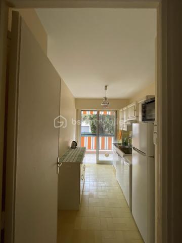 LE CANNET – HAUT CARNOT | Élégant 2 pièces de 45 m² avec terrasse, cave et parking privatif

Idéalement situé dans le secteur recherché du Haut Carnot au Cannet, découvrez ce charmant appartement 2 pièces de 45 m², niché au 2ᵉ étage avec ascenseur d’une résidence sécurisée, parfaitement entretenue et bénéficiant d’un environnement calme.

Un intérieur fonctionnel et lumineux

Dès l’entrée, vous apprécierez un agréable séjour de 19,31 m², baigné de lumière grâce à son exposition Ouest. La cuisine indépendante offre un espace pratique et peut être facilement aménagée selon vos envies.

L’appartement s’ouvre sur une belle terrasse de 11 m², idéale pour profiter des beaux jours en toute tranquillité.

Pour votre confort, le bien est équipé de :

* Climatisation installée
* Chauffage collectif au gaz
* Porte blindée
* Cave privative
* Place de parking privative en sous-sol sécurisé avec vidéosurveillance

Une résidence de qualité

La copropriété est reconnue pour son entretien irréprochable et sa tranquillité.

Elle offre notamment :

* Gardienne
* Ascenseur
* Vidéosurveillance des parties communes
* Ravalement de façade réalisé en 2023
* Aucun travaux de copropriété à prévoir
* Syndic sérieux et réactif

Les charges de copropriété comprennent le chauffage collectif ainsi que l’eau chaude et l’eau froide.

Une localisation idéale
L’emplacement constitue un véritable atout avec l’ensemble des commerces et services accessibles à pied en plus d’un accès direct à l’autoroute et gare routière 

Une opportunité aussi bien pour habiter que pour investir

Grâce à son emplacement stratégique, sa résidence de standing et ses prestations recherchées (terrasse, parking, ascenseur, climatisation et DPE performant), ce bien constitue une excellente opportunité, aussi bien pour une résidence principale que pour un investissement locatif à forte demande.

Pour toute information complémentaire ou organiser une visite, contactez-nous dès aujourd’hui.