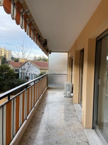 LE CANNET – HAUT CARNOT | Élégant 2 pièces de 45 m² avec terrasse, cave et parking privatif

Idéalement situé dans le secteur recherché du Haut Carnot au Cannet, découvrez ce charmant appartement 2 pièces de 45 m², niché au 2ᵉ étage avec ascenseur d’une résidence sécurisée, parfaitement entretenue et bénéficiant d’un environnement calme.

Un intérieur fonctionnel et lumineux

Dès l’entrée, vous apprécierez un agréable séjour de 19,31 m², baigné de lumière grâce à son exposition Ouest. La cuisine indépendante offre un espace pratique et peut être facilement aménagée selon vos envies.

L’appartement s’ouvre sur une belle terrasse de 11 m², idéale pour profiter des beaux jours en toute tranquillité.

Pour votre confort, le bien est équipé de :

* Climatisation installée
* Chauffage collectif au gaz
* Porte blindée
* Cave privative
* Place de parking privative en sous-sol sécurisé avec vidéosurveillance

Une résidence de qualité

La copropriété est reconnue pour son entretien irréprochable et sa tranquillité.

Elle offre notamment :

* Gardienne
* Ascenseur
* Vidéosurveillance des parties communes
* Ravalement de façade réalisé en 2023
* Aucun travaux de copropriété à prévoir
* Syndic sérieux et réactif

Les charges de copropriété comprennent le chauffage collectif ainsi que l’eau chaude et l’eau froide.

Une localisation idéale
L’emplacement constitue un véritable atout avec l’ensemble des commerces et services accessibles à pied en plus d’un accès direct à l’autoroute et gare routière 

Une opportunité aussi bien pour habiter que pour investir

Grâce à son emplacement stratégique, sa résidence de standing et ses prestations recherchées (terrasse, parking, ascenseur, climatisation et DPE performant), ce bien constitue une excellente opportunité, aussi bien pour une résidence principale que pour un investissement locatif à forte demande.

Pour toute information complémentaire ou organiser une visite, contactez-nous dès aujourd’hui.