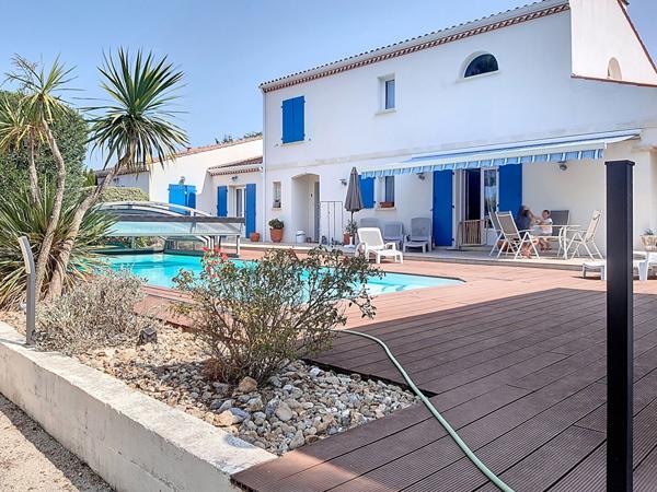 Superbe Maison a Vendre au Gua  avec sa piscine, ses 5 chambres et sa piscine.