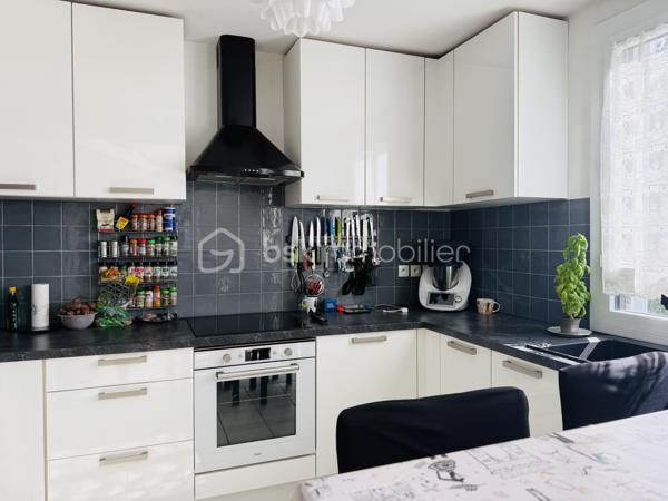Au sein de la résidence recherchée du Parc de la Moinerie, découvrez cet appartement 4 pièces d'environ 74 m², situé au 2ᵉ étage sur 3, offrant un agencement fonctionnel et de beaux volumes.

Il se compose d'une entrée avec placard, d'un WC indépendant avec lave-mains, d'une buanderie, d'une salle de bains, de trois chambres, ainsi que d'une agréable pièce de vie avec cuisine aménagée et équipée ouverte sur le séjour.

Pour votre confort, l'appartement est équipé de fenêtres en PVC double vitrage et d'un chauffage collectif au sol, assurant une chaleur homogène et agréable.

Une cave et un garage privatif complètent ce bien.

Les atouts :

74 m² environ
3 chambres
Cuisine ouverte aménagée et équipée
Chauffage au sol
Fenêtres PVC double vitrage
Buanderie
Cave
Garage privatif
Résidence entretenue

Informations financières :

Taxe foncière : 1 300 €
Charges de copropriété : 290 €/mois tout inclus
Travaux de copropriété déjà votés et intégralement réglés par le vendeur :

Isolation thermique par l'extérieur
Remplacement de la chaudière collective
Rénovation des garde-corps
Installation de volets électriques
Ces travaux représentent un avantage important pour les futurs acquéreurs, qui profiteront d'une copropriété modernisée sans frais supplémentaires à prévoir.

Un appartement fonctionnel et agréable à vivre, idéal pour une famille ou un premier achat.

À visiter sans tarder !