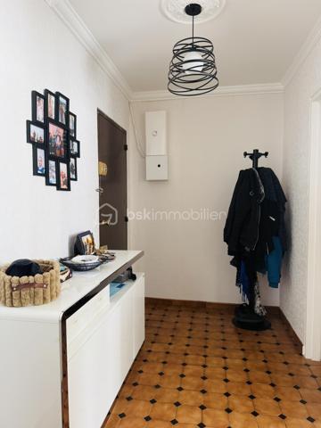 Au sein de la résidence recherchée du Parc de la Moinerie, découvrez cet appartement 4 pièces d'environ 74 m², situé au 2ᵉ étage sur 3, offrant un agencement fonctionnel et de beaux volumes.

Il se compose d'une entrée avec placard, d'un WC indépendant avec lave-mains, d'une buanderie, d'une salle de bains, de trois chambres, ainsi que d'une agréable pièce de vie avec cuisine aménagée et équipée ouverte sur le séjour.

Pour votre confort, l'appartement est équipé de fenêtres en PVC double vitrage et d'un chauffage collectif au sol, assurant une chaleur homogène et agréable.

Une cave et un garage privatif complètent ce bien.

Les atouts :

74 m² environ
3 chambres
Cuisine ouverte aménagée et équipée
Chauffage au sol
Fenêtres PVC double vitrage
Buanderie
Cave
Garage privatif
Résidence entretenue

Informations financières :

Taxe foncière : 1 300 €
Charges de copropriété : 290 €/mois tout inclus
Travaux de copropriété déjà votés et intégralement réglés par le vendeur :

Isolation thermique par l'extérieur
Remplacement de la chaudière collective
Rénovation des garde-corps
Installation de volets électriques
Ces travaux représentent un avantage important pour les futurs acquéreurs, qui profiteront d'une copropriété modernisée sans frais supplémentaires à prévoir.

Un appartement fonctionnel et agréable à vivre, idéal pour une famille ou un premier achat.

À visiter sans tarder !