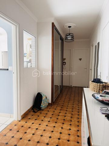 Au sein de la résidence recherchée du Parc de la Moinerie, découvrez cet appartement 4 pièces d'environ 74 m², situé au 2ᵉ étage sur 3, offrant un agencement fonctionnel et de beaux volumes.

Il se compose d'une entrée avec placard, d'un WC indépendant avec lave-mains, d'une buanderie, d'une salle de bains, de trois chambres, ainsi que d'une agréable pièce de vie avec cuisine aménagée et équipée ouverte sur le séjour.

Pour votre confort, l'appartement est équipé de fenêtres en PVC double vitrage et d'un chauffage collectif au sol, assurant une chaleur homogène et agréable.

Une cave et un garage privatif complètent ce bien.

Les atouts :

74 m² environ
3 chambres
Cuisine ouverte aménagée et équipée
Chauffage au sol
Fenêtres PVC double vitrage
Buanderie
Cave
Garage privatif
Résidence entretenue

Informations financières :

Taxe foncière : 1 300 €
Charges de copropriété : 290 €/mois tout inclus
Travaux de copropriété déjà votés et intégralement réglés par le vendeur :

Isolation thermique par l'extérieur
Remplacement de la chaudière collective
Rénovation des garde-corps
Installation de volets électriques
Ces travaux représentent un avantage important pour les futurs acquéreurs, qui profiteront d'une copropriété modernisée sans frais supplémentaires à prévoir.

Un appartement fonctionnel et agréable à vivre, idéal pour une famille ou un premier achat.

À visiter sans tarder !