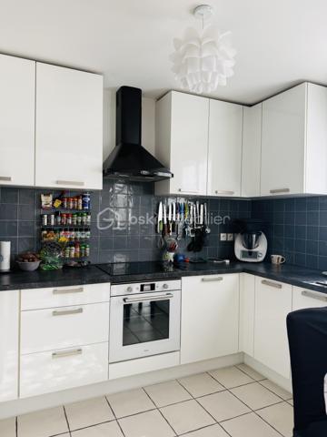 Au sein de la résidence recherchée du Parc de la Moinerie, découvrez cet appartement 4 pièces d'environ 74 m², situé au 2ᵉ étage sur 3, offrant un agencement fonctionnel et de beaux volumes.

Il se compose d'une entrée avec placard, d'un WC indépendant avec lave-mains, d'une buanderie, d'une salle de bains, de trois chambres, ainsi que d'une agréable pièce de vie avec cuisine aménagée et équipée ouverte sur le séjour.

Pour votre confort, l'appartement est équipé de fenêtres en PVC double vitrage et d'un chauffage collectif au sol, assurant une chaleur homogène et agréable.

Une cave et un garage privatif complètent ce bien.

Les atouts :

74 m² environ
3 chambres
Cuisine ouverte aménagée et équipée
Chauffage au sol
Fenêtres PVC double vitrage
Buanderie
Cave
Garage privatif
Résidence entretenue

Informations financières :

Taxe foncière : 1 300 €
Charges de copropriété : 290 €/mois tout inclus
Travaux de copropriété déjà votés et intégralement réglés par le vendeur :

Isolation thermique par l'extérieur
Remplacement de la chaudière collective
Rénovation des garde-corps
Installation de volets électriques
Ces travaux représentent un avantage important pour les futurs acquéreurs, qui profiteront d'une copropriété modernisée sans frais supplémentaires à prévoir.

Un appartement fonctionnel et agréable à vivre, idéal pour une famille ou un premier achat.

À visiter sans tarder !
