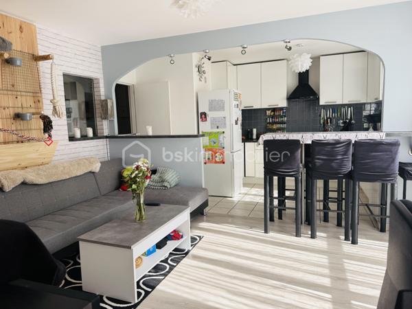 Au sein de la résidence recherchée du Parc de la Moinerie, découvrez cet appartement 4 pièces d'environ 74 m², situé au 2ᵉ étage sur 3, offrant un agencement fonctionnel et de beaux volumes.

Il se compose d'une entrée avec placard, d'un WC indépendant avec lave-mains, d'une buanderie, d'une salle de bains, de trois chambres, ainsi que d'une agréable pièce de vie avec cuisine aménagée et équipée ouverte sur le séjour.

Pour votre confort, l'appartement est équipé de fenêtres en PVC double vitrage et d'un chauffage collectif au sol, assurant une chaleur homogène et agréable.

Une cave et un garage privatif complètent ce bien.

Les atouts :

74 m² environ
3 chambres
Cuisine ouverte aménagée et équipée
Chauffage au sol
Fenêtres PVC double vitrage
Buanderie
Cave
Garage privatif
Résidence entretenue

Informations financières :

Taxe foncière : 1 300 €
Charges de copropriété : 290 €/mois tout inclus
Travaux de copropriété déjà votés et intégralement réglés par le vendeur :

Isolation thermique par l'extérieur
Remplacement de la chaudière collective
Rénovation des garde-corps
Installation de volets électriques
Ces travaux représentent un avantage important pour les futurs acquéreurs, qui profiteront d'une copropriété modernisée sans frais supplémentaires à prévoir.

Un appartement fonctionnel et agréable à vivre, idéal pour une famille ou un premier achat.

À visiter sans tarder !