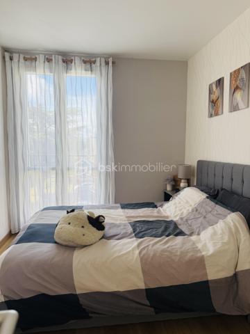Au sein de la résidence recherchée du Parc de la Moinerie, découvrez cet appartement 4 pièces d'environ 74 m², situé au 2ᵉ étage sur 3, offrant un agencement fonctionnel et de beaux volumes.

Il se compose d'une entrée avec placard, d'un WC indépendant avec lave-mains, d'une buanderie, d'une salle de bains, de trois chambres, ainsi que d'une agréable pièce de vie avec cuisine aménagée et équipée ouverte sur le séjour.

Pour votre confort, l'appartement est équipé de fenêtres en PVC double vitrage et d'un chauffage collectif au sol, assurant une chaleur homogène et agréable.

Une cave et un garage privatif complètent ce bien.

Les atouts :

74 m² environ
3 chambres
Cuisine ouverte aménagée et équipée
Chauffage au sol
Fenêtres PVC double vitrage
Buanderie
Cave
Garage privatif
Résidence entretenue

Informations financières :

Taxe foncière : 1 300 €
Charges de copropriété : 290 €/mois tout inclus
Travaux de copropriété déjà votés et intégralement réglés par le vendeur :

Isolation thermique par l'extérieur
Remplacement de la chaudière collective
Rénovation des garde-corps
Installation de volets électriques
Ces travaux représentent un avantage important pour les futurs acquéreurs, qui profiteront d'une copropriété modernisée sans frais supplémentaires à prévoir.

Un appartement fonctionnel et agréable à vivre, idéal pour une famille ou un premier achat.

À visiter sans tarder !