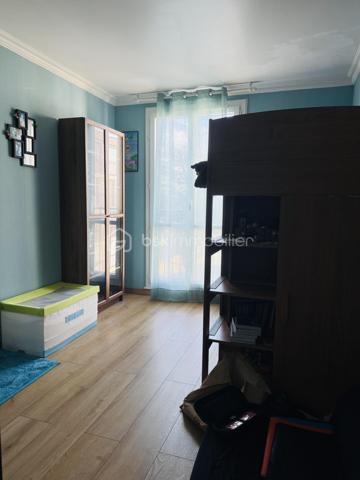 Au sein de la résidence recherchée du Parc de la Moinerie, découvrez cet appartement 4 pièces d'environ 74 m², situé au 2ᵉ étage sur 3, offrant un agencement fonctionnel et de beaux volumes.

Il se compose d'une entrée avec placard, d'un WC indépendant avec lave-mains, d'une buanderie, d'une salle de bains, de trois chambres, ainsi que d'une agréable pièce de vie avec cuisine aménagée et équipée ouverte sur le séjour.

Pour votre confort, l'appartement est équipé de fenêtres en PVC double vitrage et d'un chauffage collectif au sol, assurant une chaleur homogène et agréable.

Une cave et un garage privatif complètent ce bien.

Les atouts :

74 m² environ
3 chambres
Cuisine ouverte aménagée et équipée
Chauffage au sol
Fenêtres PVC double vitrage
Buanderie
Cave
Garage privatif
Résidence entretenue

Informations financières :

Taxe foncière : 1 300 €
Charges de copropriété : 290 €/mois tout inclus
Travaux de copropriété déjà votés et intégralement réglés par le vendeur :

Isolation thermique par l'extérieur
Remplacement de la chaudière collective
Rénovation des garde-corps
Installation de volets électriques
Ces travaux représentent un avantage important pour les futurs acquéreurs, qui profiteront d'une copropriété modernisée sans frais supplémentaires à prévoir.

Un appartement fonctionnel et agréable à vivre, idéal pour une famille ou un premier achat.

À visiter sans tarder !
