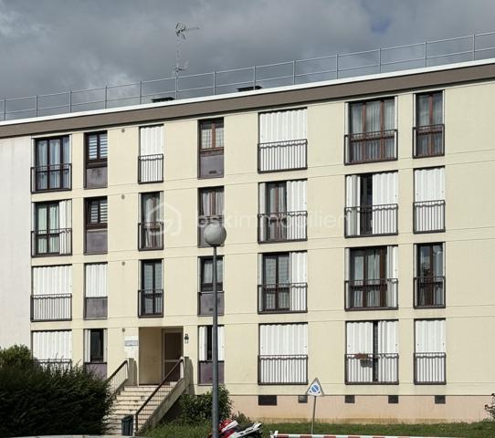 Au sein de la résidence recherchée du Parc de la Moinerie, découvrez cet appartement 4 pièces d'environ 74 m², situé au 2ᵉ étage sur 3, offrant un agencement fonctionnel et de beaux volumes.

Il se compose d'une entrée avec placard, d'un WC indépendant avec lave-mains, d'une buanderie, d'une salle de bains, de trois chambres, ainsi que d'une agréable pièce de vie avec cuisine aménagée et équipée ouverte sur le séjour.

Pour votre confort, l'appartement est équipé de fenêtres en PVC double vitrage et d'un chauffage collectif au sol, assurant une chaleur homogène et agréable.

Une cave et un garage privatif complètent ce bien.

Les atouts :

74 m² environ
3 chambres
Cuisine ouverte aménagée et équipée
Chauffage au sol
Fenêtres PVC double vitrage
Buanderie
Cave
Garage privatif
Résidence entretenue

Informations financières :

Taxe foncière : 1 300 €
Charges de copropriété : 290 €/mois tout inclus
Travaux de copropriété déjà votés et intégralement réglés par le vendeur :

Isolation thermique par l'extérieur
Remplacement de la chaudière collective
Rénovation des garde-corps
Installation de volets électriques
Ces travaux représentent un avantage important pour les futurs acquéreurs, qui profiteront d'une copropriété modernisée sans frais supplémentaires à prévoir.

Un appartement fonctionnel et agréable à vivre, idéal pour une famille ou un premier achat.

À visiter sans tarder !