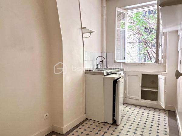 Dans un élégant immeuble Art Déco de 1926 avec gardienne et ascenseur, charmant studio de 26,52 m² situé au 2ᵉ étage sur cour arborée. 

Lumineux et au calme absolu, il conserve tout le cachet des années 20 : parquet ancien, moulures, garde-mangers d'époque et belle hauteur sous plafond. 

Cuisine indépendante, pièce de vie ensoleillée, dressing, salle d'eau avec WC et cave en complément. 

Travaux à prévoir offrant un beau potentiel de valorisation. 

Métro, tramway et commerces au pied de l'immeuble. 

Un véritable coup de cœur pour les amateurs du Paris authentique.


Digicode, interphone et gardienne ; parking vélo dans la cour. 
Nombre total de lots d’habitation, commerces et bureaux dans la copropriété : 64. 
Charges courantes annuelles : 1319 €, incluant le chauffage et l’eau chaude collectifs 
Taxe foncière : 819€

Honoraires à la charge : vendeur
Aucune procédure en cours mené sur le fondement des articles 29-1 A et 29-1 de la loi n°65-557 du 10 juillet 1965 et de l'article L.615-6du CCH.
Classe énergie E, 324kWh/m2/an - Classe Climat E, 70kgCO2/m2/an - Montant estimé des dépenses annuelles d'énergie pour un usage standard : entre 670 € et 960 € (prix moyen des énergies indexés au 1er janvier 2021)
Les informations sur les risques auxquels ce bien est exposé sont disponibles sur le site Géorisques : Géorisques. Gouv. Fr.

Cette annonce vous est présentée par votre agent commercial BSK Immobilier Emmanuelle ORDIONI (EI) immatriculée au RSAC de PARIS-4E-ARRONDISSEMENT (75004) sous le numéro 909555062.