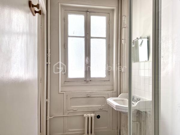 Dans un élégant immeuble Art Déco de 1926 avec gardienne et ascenseur, charmant studio de 26,52 m² situé au 2ᵉ étage sur cour arborée. 

Lumineux et au calme absolu, il conserve tout le cachet des années 20 : parquet ancien, moulures, garde-mangers d'époque et belle hauteur sous plafond. 

Cuisine indépendante, pièce de vie ensoleillée, dressing, salle d'eau avec WC et cave en complément. 

Travaux à prévoir offrant un beau potentiel de valorisation. 

Métro, tramway et commerces au pied de l'immeuble. 

Un véritable coup de cœur pour les amateurs du Paris authentique.


Digicode, interphone et gardienne ; parking vélo dans la cour. 
Nombre total de lots d’habitation, commerces et bureaux dans la copropriété : 64. 
Charges courantes annuelles : 1319 €, incluant le chauffage et l’eau chaude collectifs 
Taxe foncière : 819€

Honoraires à la charge : vendeur
Aucune procédure en cours mené sur le fondement des articles 29-1 A et 29-1 de la loi n°65-557 du 10 juillet 1965 et de l'article L.615-6du CCH.
Classe énergie E, 324kWh/m2/an - Classe Climat E, 70kgCO2/m2/an - Montant estimé des dépenses annuelles d'énergie pour un usage standard : entre 670 € et 960 € (prix moyen des énergies indexés au 1er janvier 2021)
Les informations sur les risques auxquels ce bien est exposé sont disponibles sur le site Géorisques : Géorisques. Gouv. Fr.

Cette annonce vous est présentée par votre agent commercial BSK Immobilier Emmanuelle ORDIONI (EI) immatriculée au RSAC de PARIS-4E-ARRONDISSEMENT (75004) sous le numéro 909555062.