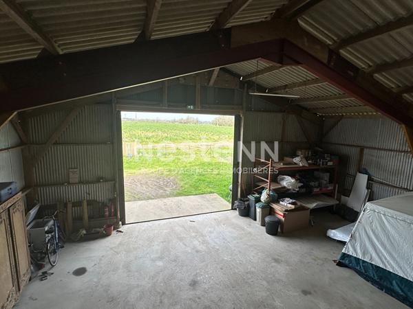 Bâtiment 300 m², sur 1200 m² terrain, idéal stockage.