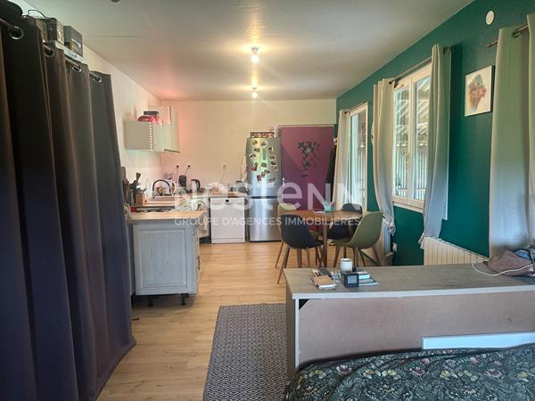 Bâtiment 300 m², sur 1200 m² terrain, idéal stockage.