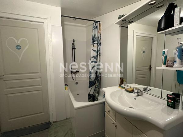 Bâtiment 300 m², sur 1200 m² terrain, idéal stockage.