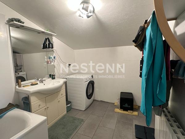 Bâtiment 300 m², sur 1200 m² terrain, idéal stockage.