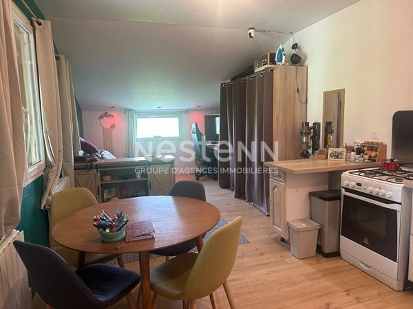 Bâtiment 300 m², sur 1200 m² terrain, idéal stockage.