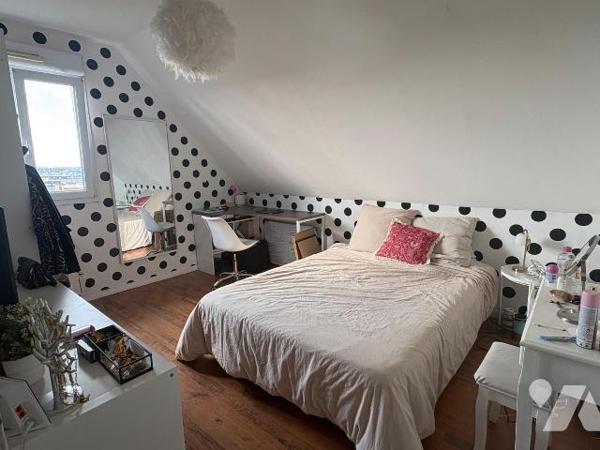 Etaples, non loin des commerces et des écoles, venez découvrir cette charmante et jolie maison ...