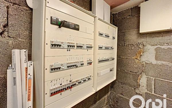 Immeuble à vendre    1 pièce •  Saint-Éloy-les-Mines