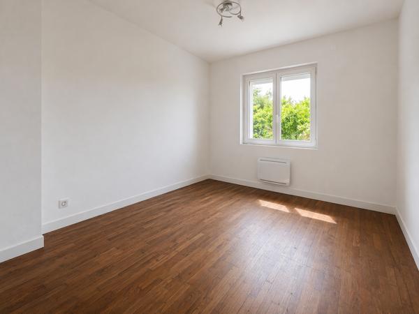Maison lumineuse avec sous-sol