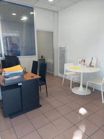 Bureaux à louer à Bourg-en-Bresse dans l'Ain (01000), ref : Local professionnel   
Centre ville